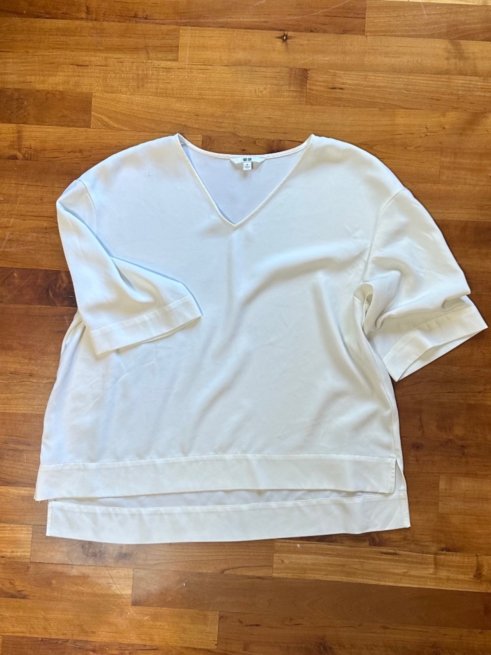 Uniqlo Women's White V-Neck Short Sleeve Top